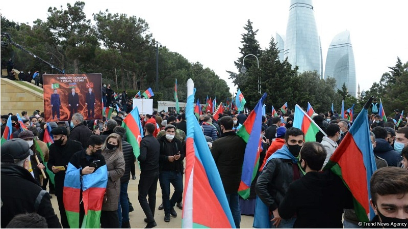 Lachin residents visit Alley of Martyrs in Baku (PHOTO)