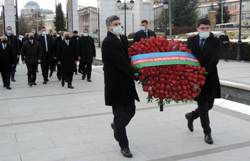 Azerbaijani PM visits monument to national leader Heydar Aliyev in Ankara
