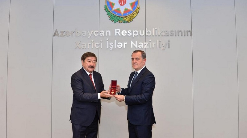 Azerbaijani FM receives TURKSOY’s Nizami Commemorative Badge