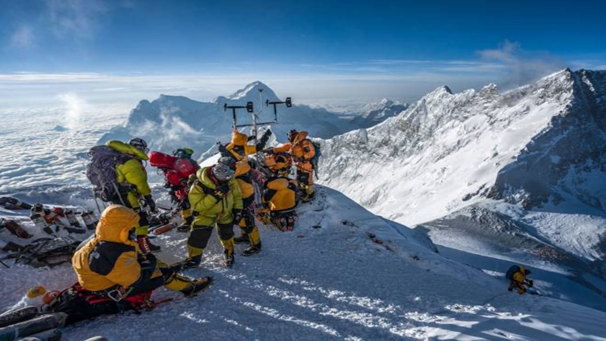 China installs world's highest meteorological station atop Mount Everest