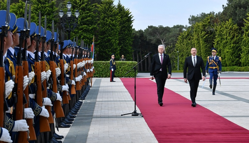 Official welcome ceremony held in Azerbaijani for Lithuanian president 