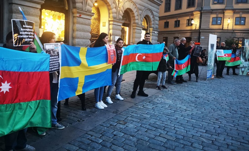 Azerbaijani community holds picket outside Swedish parliament