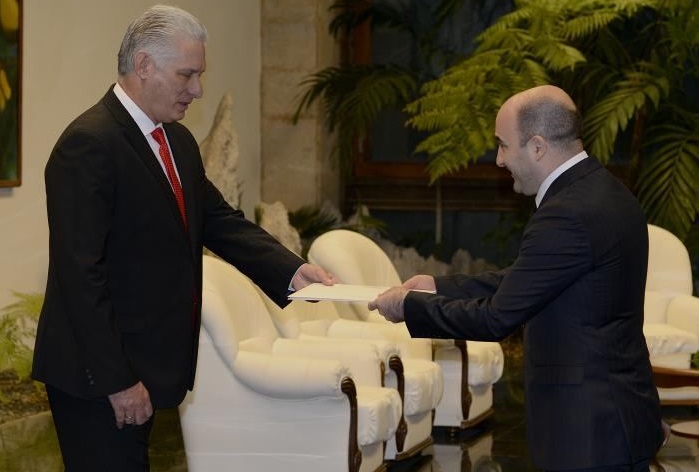 Azerbaijani ambassador presents credentials to Cuban president