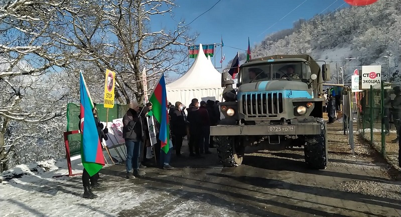 Lachin-Khankandi road: Russian peacekeepers’ vehicles freely pass through protest area