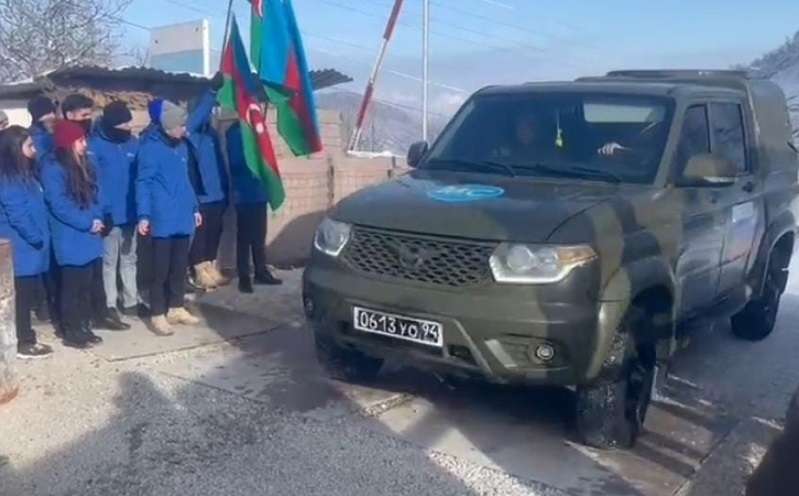 Russian peacekeepers’ passenger car passes freely through protest area on Lachin-Khankandi road 