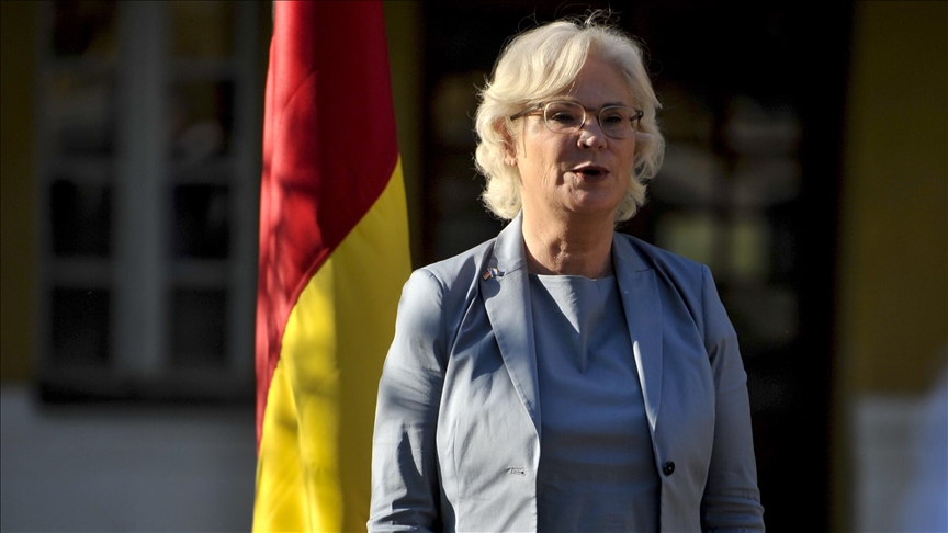 German defense minister to step down