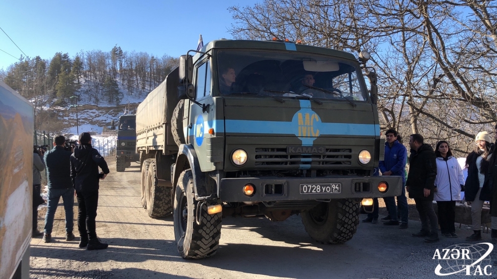 Six more vehicles of Russian peacekeepers pass freely along Lachin-Khankandi road