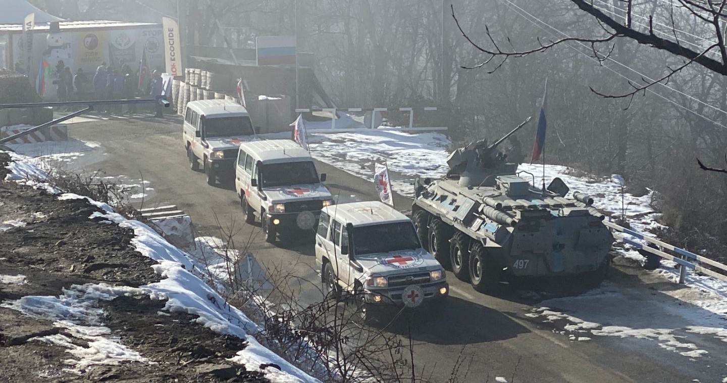 Five ICRC vehicles pass freely along Azerbaijan's Lachin-Khankendi road