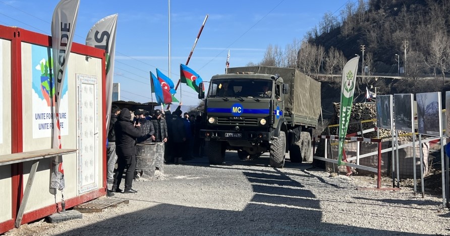 Russian peacekeepers’ vehicles move freely along Lachin-Khankendi road