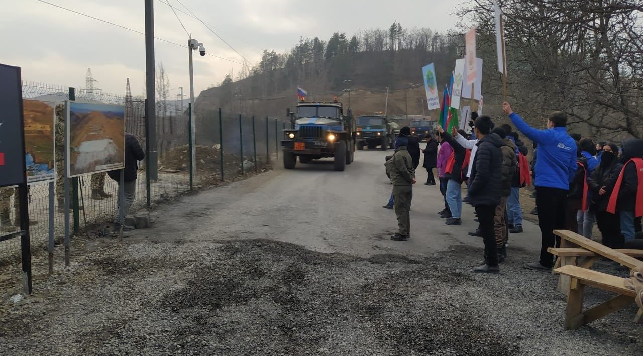 Dozens of vehicles belonging to Russian peacekeepers pass along Lachin-Khankendi road without hindrance