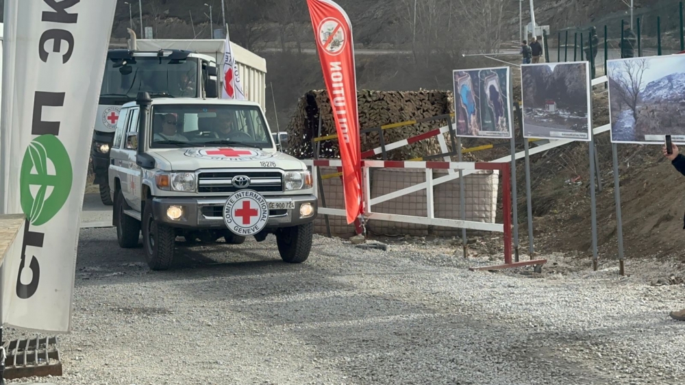 Lachin-Khankendi road: ICRC vehicles move freely through protest area