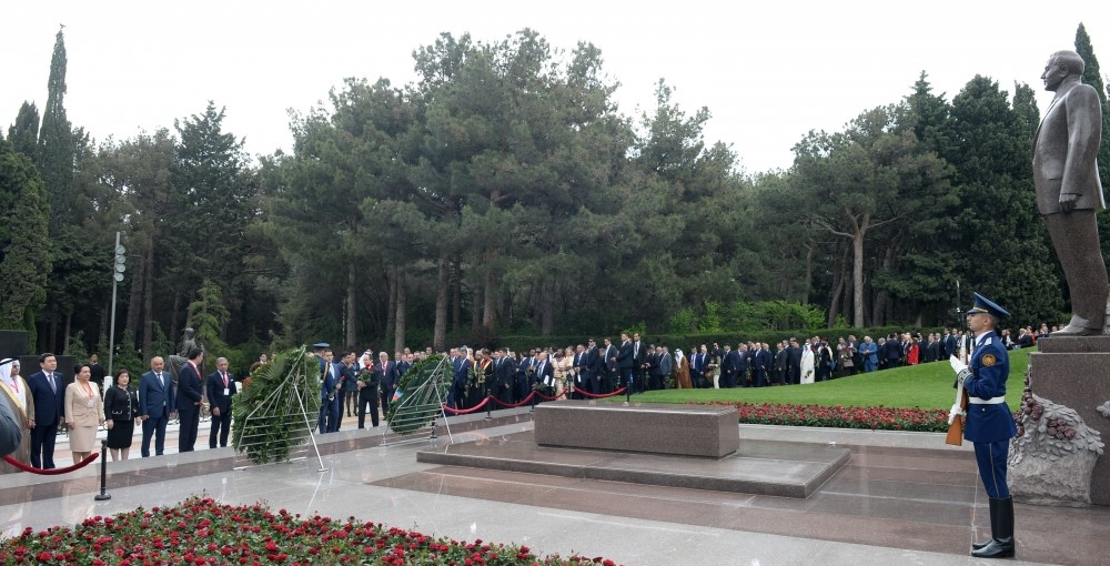 Foreign parliamentarians pay tribute to Azerbaijan's Great Leader Heydar Aliyev