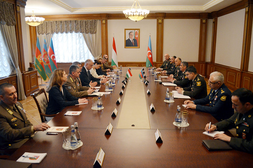 Defense ministers of Azerbaijan and Hungary discuss military and political situation in region (VIDEO)