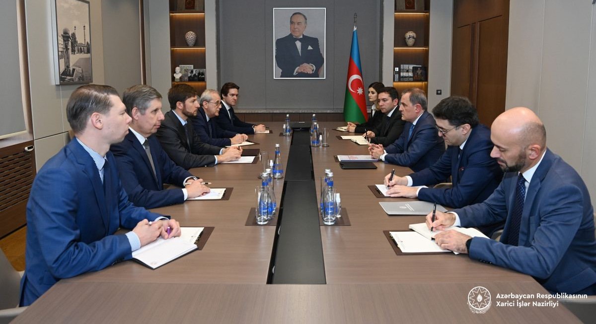 Azerbaijani FM meets special rep of Russia's president