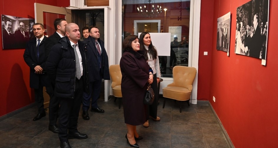 Speaker of Milli Majlis visits "National Leader Heydar Aliyev and Azerbaijan’s Cultural Heritage" photo exhibition in Berlin
